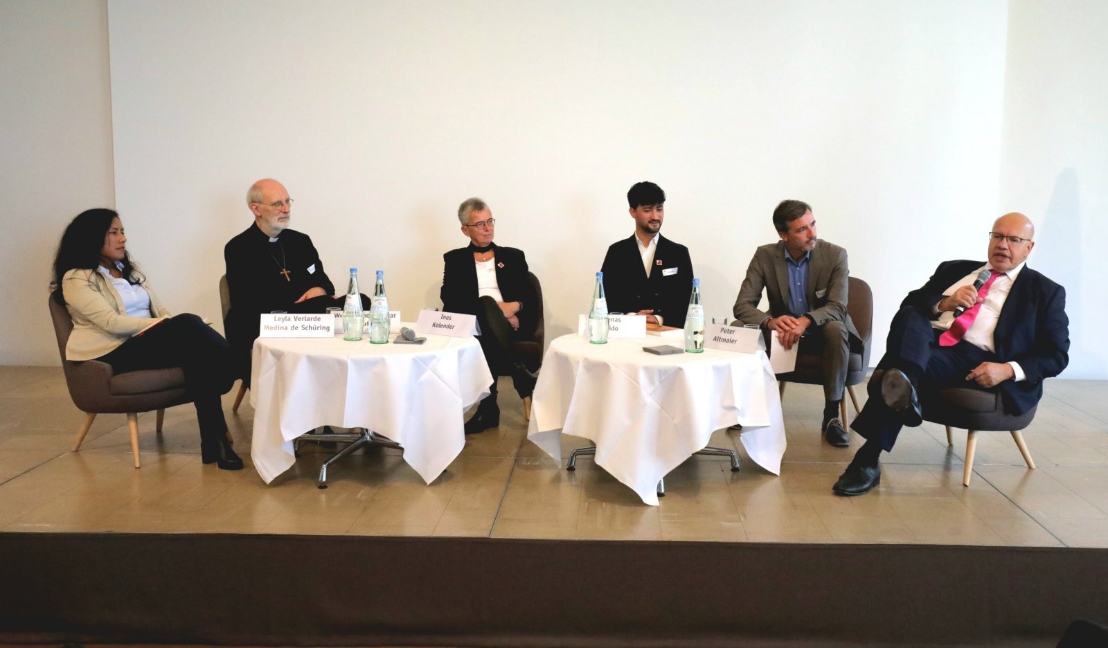 10 Jahre Aktion Neue Nachbarn (v.l.n.r.:  Leyla Velarde de Schüring , Weihbischof Ansgar Puff,  Ines Kolender, Renas Sido, Moderator Alexander Königsmann, Peter Altmaier) (c) Henning Schoon