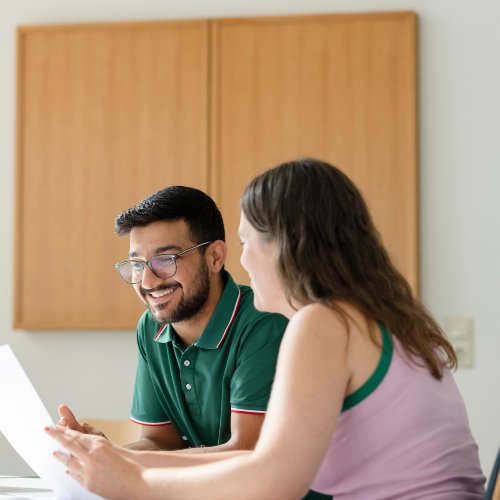 Die Beraterinnen und Berater in Neuss nehmen sich Zeit. (c) Erzbistum Köln/Steinhausen