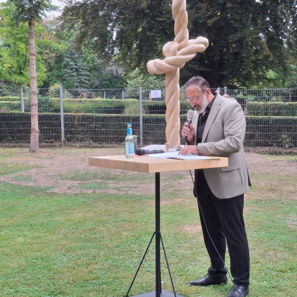 Künstler Omar Howeishan spricht über sein Kunstwerk während der feierlichen Einweihung. (c) Caroline Di Totto