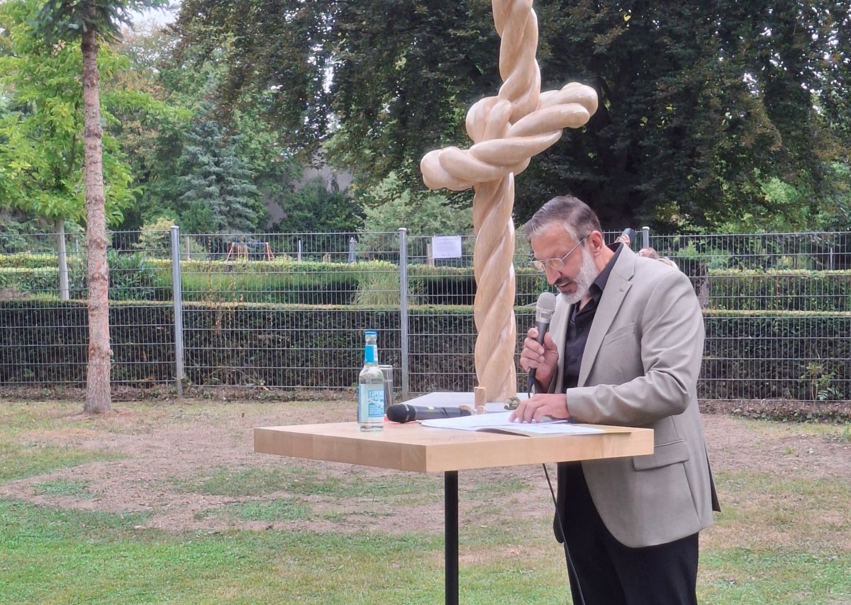 Künstler Omar Howeishan spricht über sein Kunstwerk während der feierlichen Einweihung. (c) Beate Behrendt-Weiß