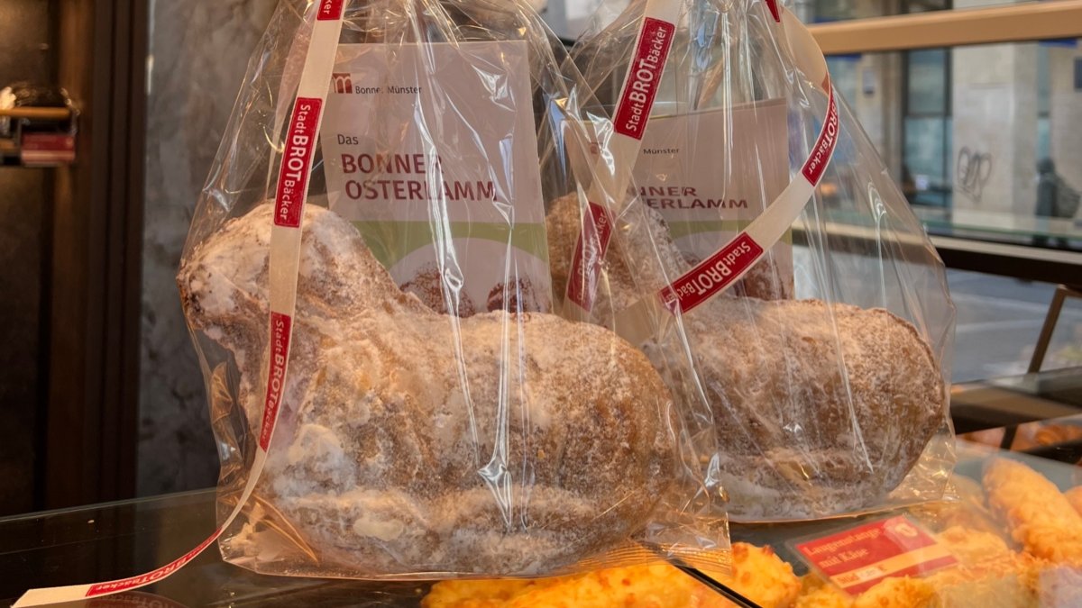 Mit dem Verkauf von Osterlämmern unterstützt der Bonner Stadtbrotbäcker Rott die Aktion Neue Nachbarn. (c) Stadtdekanat Bonn