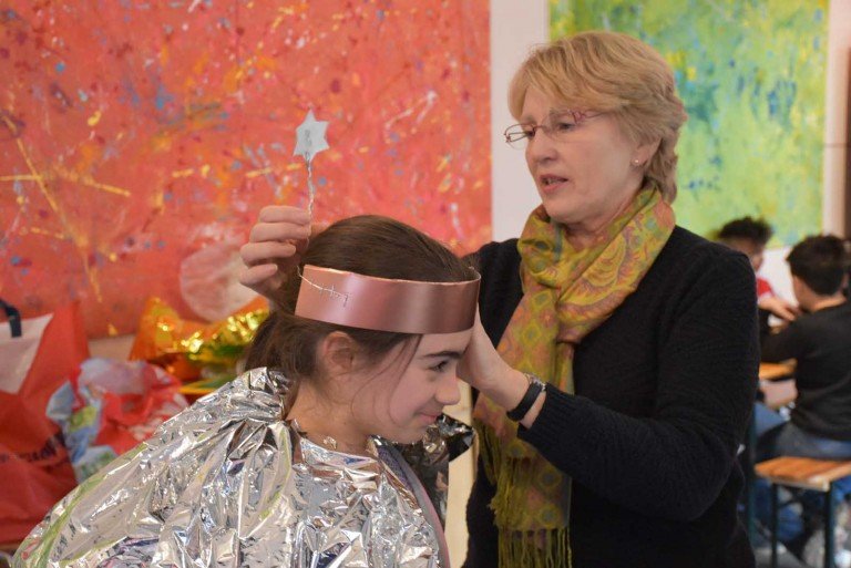 2-In-diesem-Jahr-werden-die-Kinder-Sterne.-Mechthild-Münzer-schaut-dass-das-Kostüm-sitzt-768x513
