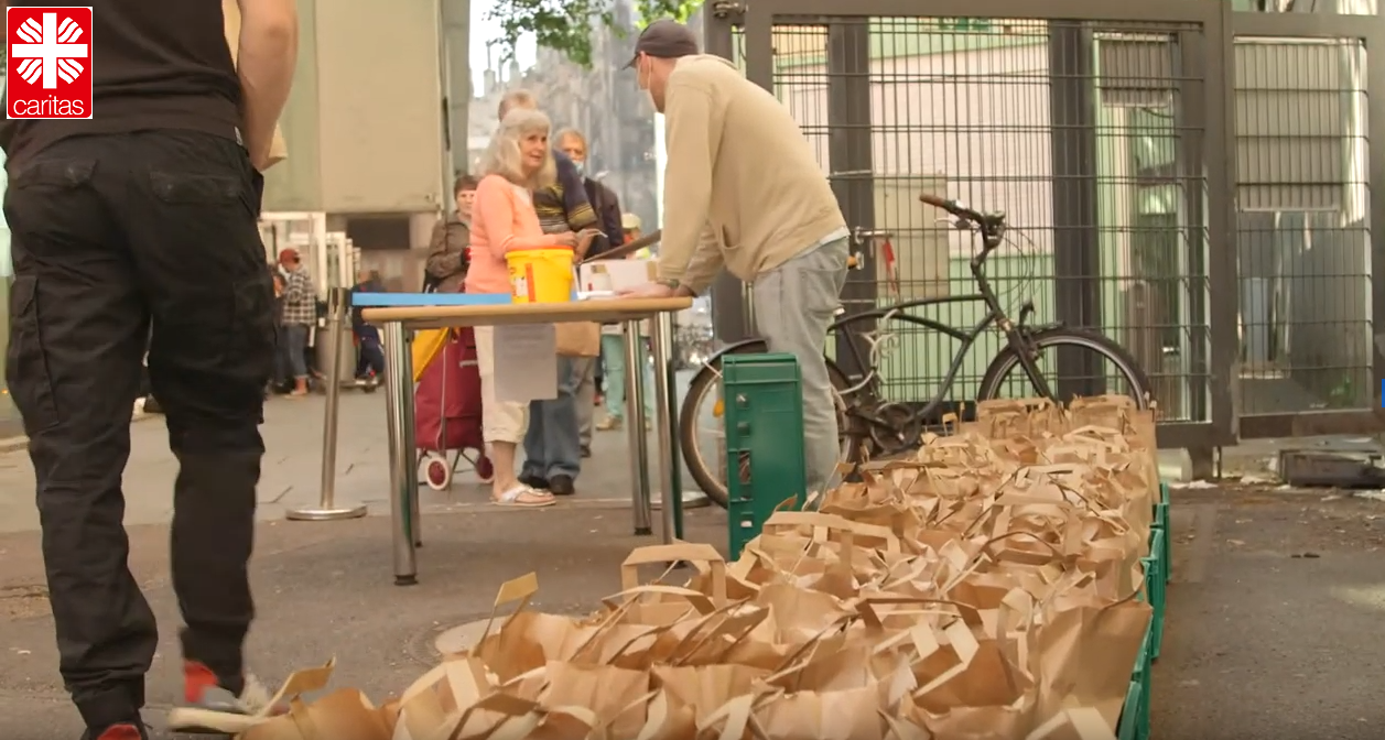 Ältere Menschen in Pflegeheimen, Jugendliche mit Fluchthintergrund oder Obdachlose – sie hat die Corona-Krise besonders hart getroffen. Der Film „Mit Abstand am Nächsten“ zeigt, wie die Kirche mit ihrer Caritas gerade auch in der Krise für Menschen da ist. (c) YouTube-Kanal Diözesan-Caritasverband für das Erzbistum Köln