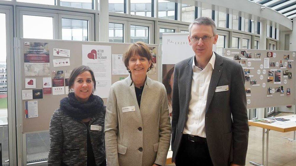 Koordinatorin Christine Lieser und der Referent des Stadtdechanten, Diakon Jens Freiwald, freuten sich über den Besuch der Kölner Oberbürgermeisterin Henriette Reker (Mitte) (c) Stadtdekanat Köln