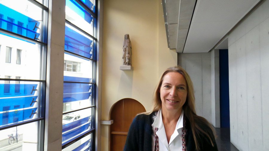 Ursula Müller-Huntemann, Leiterin des Projekts, neben der Statue der heiligen Ursula. (c) Sebastian Witte