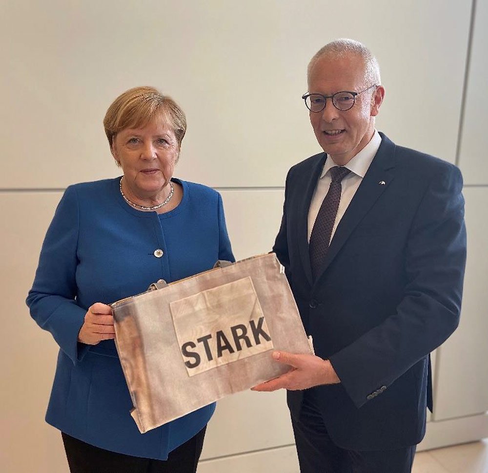 Dr. Hermann-Josef Tebroke überreichte im Oktober 2019 in Berlin die Stofftasche aus Kürten an die Bundeskanzlerin (c) Scott Usatorres // Dr. Tebroke